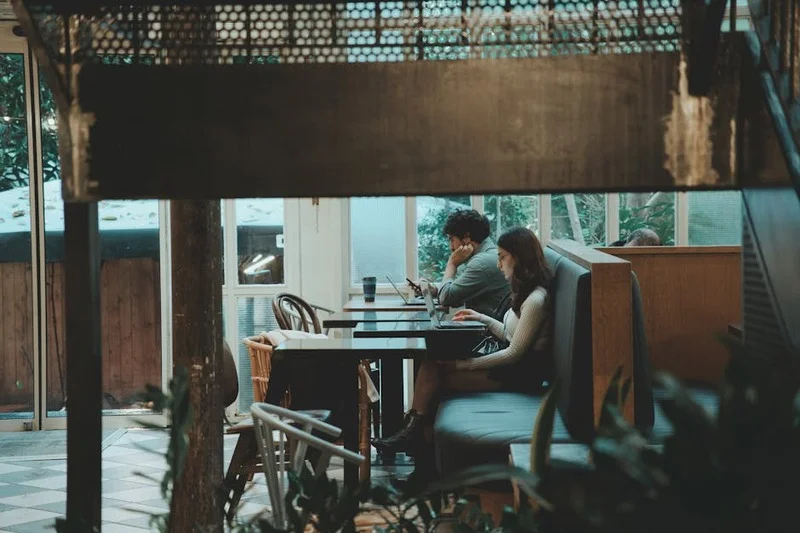Modern kafe iç mekanı çalışan insanlar ve laptoplar ile