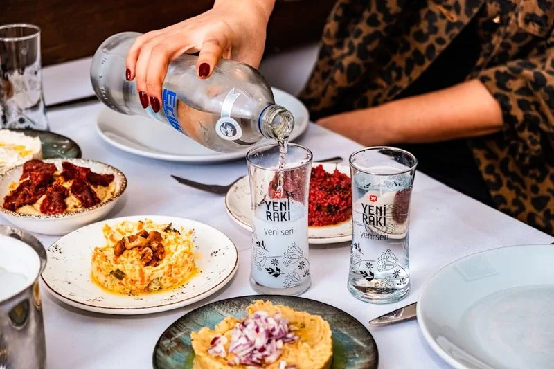 Karaköy Lokantası'nda geleneksel meze tabakları ve rakı servisi