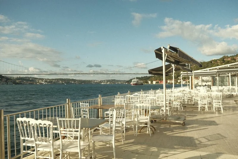 İstanbul Boğazı gün batımı manzarasında, lüks bir teknede fine dining masası