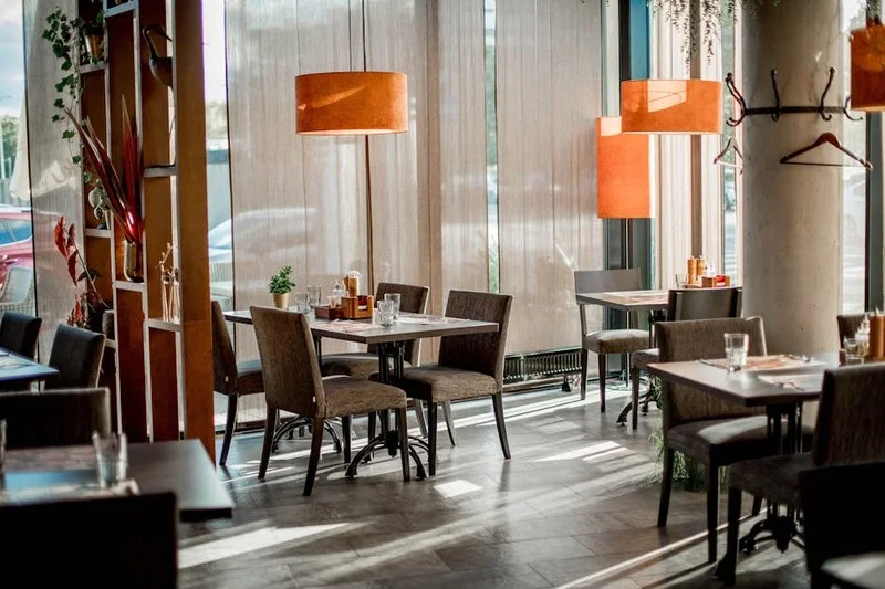 Şık dekorasyon ve yumuşak aydınlatma ile temalı bir restoran ambiyansının tadını çıkaran insanlar