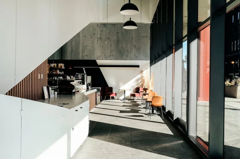 Yüksek tavanlı ve tuğla duvarlı endüstriyel tarz kafe