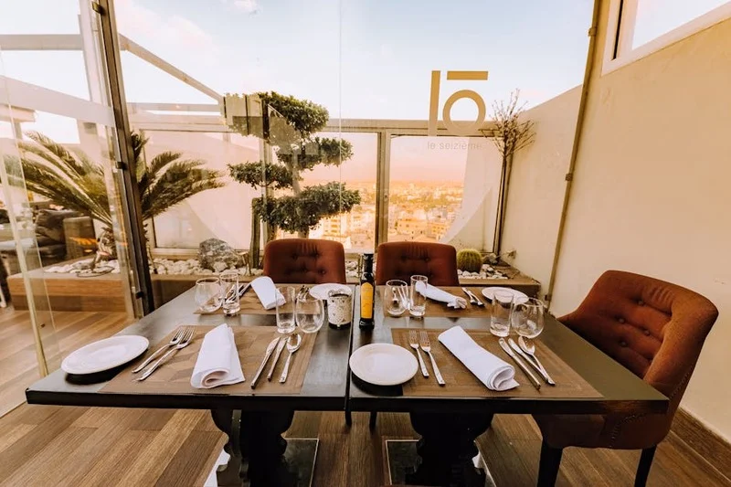 Mikla'nın modern fine dining atmosferi ve İstanbul manzarası
