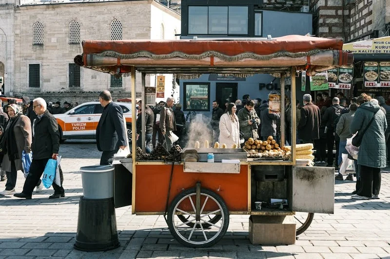 İnsanların dışarıda öğle yemeği yediği İstanbul'da yoğun bir sokak sahnesi