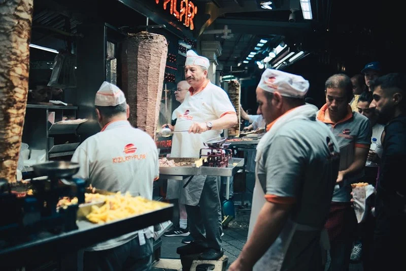 Bayramoğlu Döner'in geleneksel şiş döner tezgahı ve yoğun atmosferi