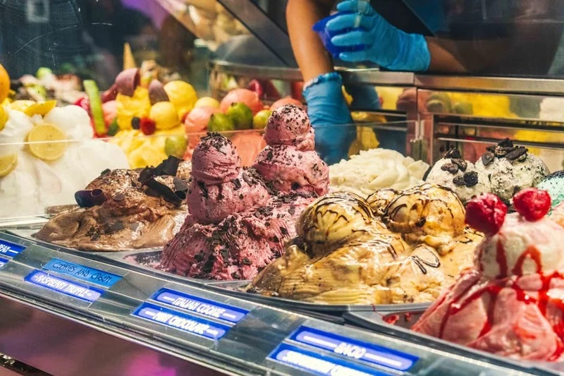 İtalyan gelato tezgahında renkli dondurma çeşitleri