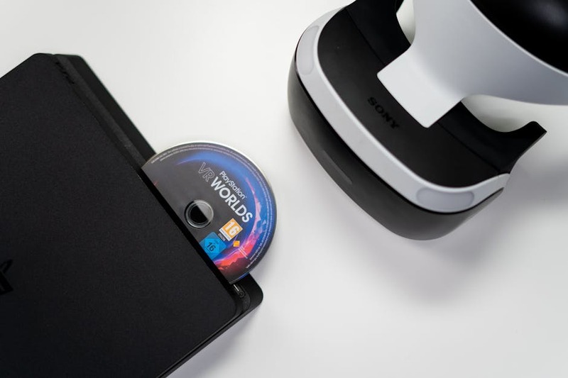 PS5 VR2 başlığı ve Sense kontrolcüleri ile oyun deneyimi