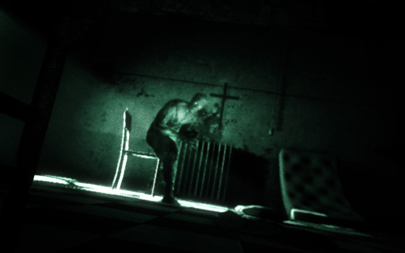 Outlast'tan karanlık bir koridorda kamera görüşü