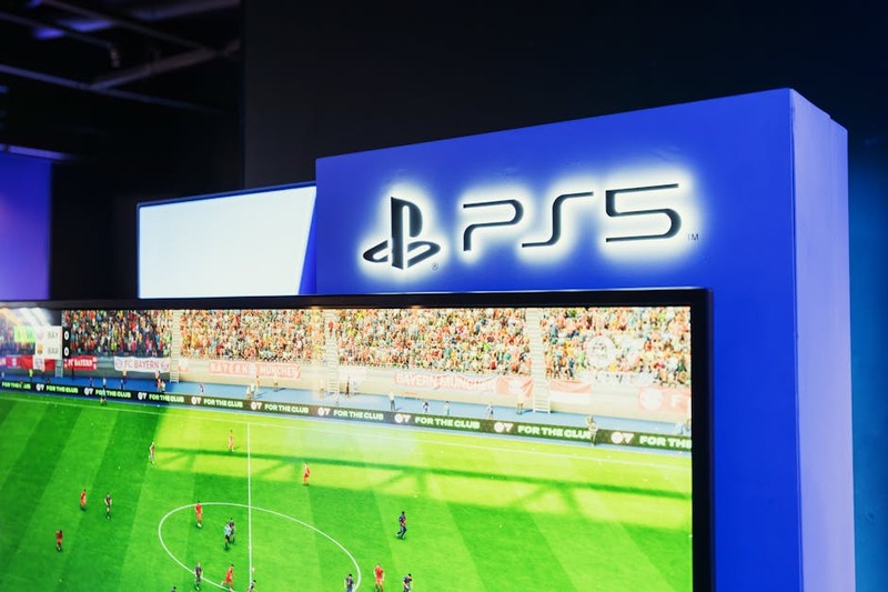 PS5'te hikaye odaklı oyun oynayan bir oyuncu