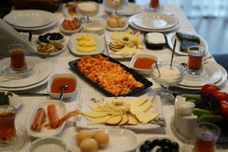 Geleneksel Türk kahvaltısı tabağı çeşitli peynirler, zeytinler, reçeller ve çay ile