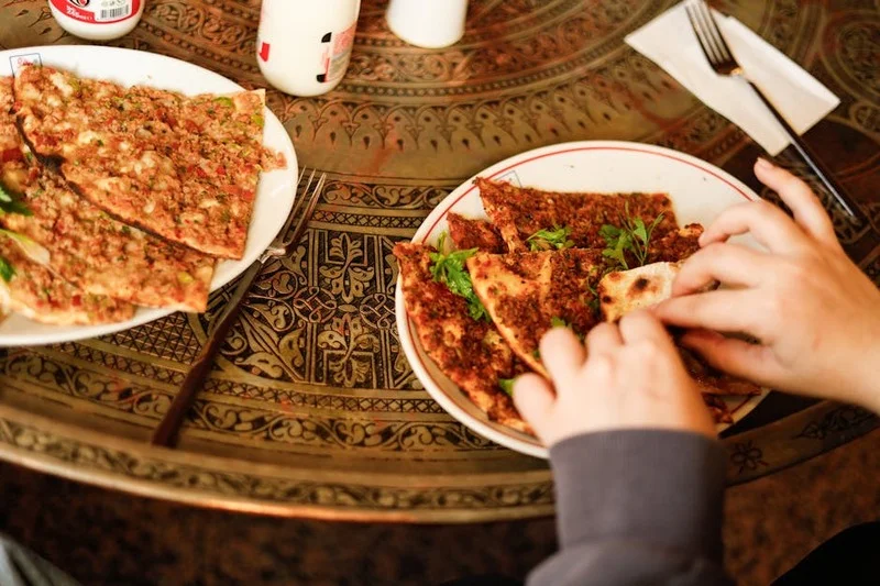 Turk Fatih Tutak'ta modern lahmacun yorumu