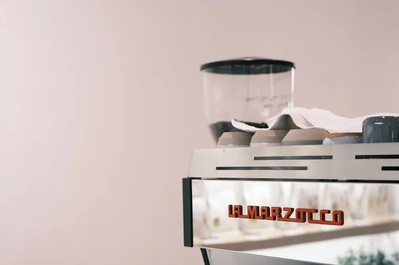 Özel kahve ekipmanlarıyla modern minimalist bir kafe iç mekanı