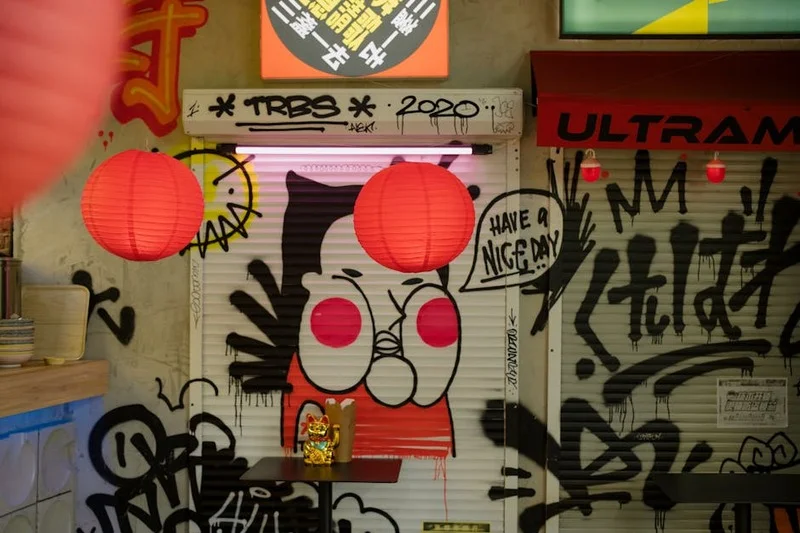 Renkli dekor ve graffitilerle canlı ve enerjik bir fast-casual vegan restoran iç mekanı