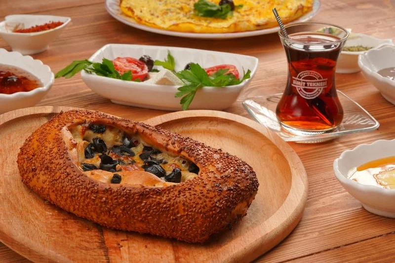 Simit, peynir, zeytin ve çay ile küçük bir masada bütçe dostu Türk kahvaltısı