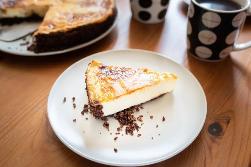 Bir dilim San Sebastian cheesecake ve bir bardak cold brew kahve