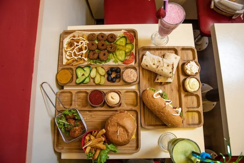 Humus ve taze sebzelerle hazırlanan lezzetli vegan falafel dürüm, yanında patates kızartması ile servis edilir