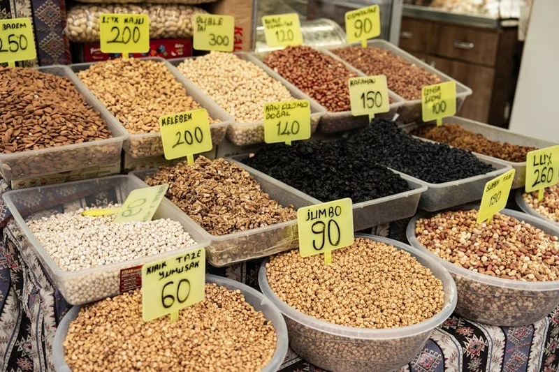 Farklı fiyat aralıklarını gösteren fiyat etiketli sağlıklı vegan ve vejetaryen yemek çeşitleri