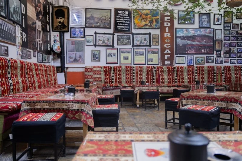 Modern Türk restoranının ahşap masaları ve yerel sanat eserleriyle iç görünümü