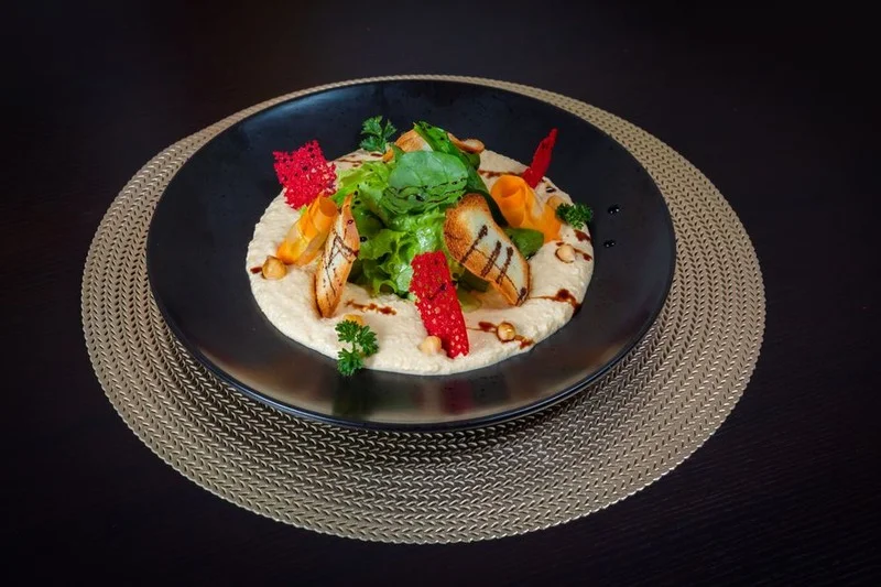 Çıtır pastırma ve taze otlarla servis edilen humus