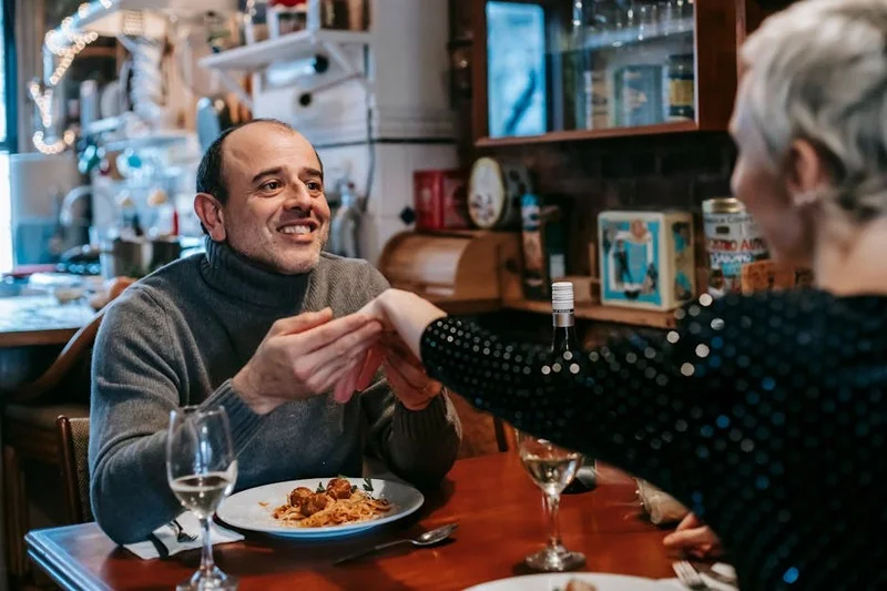 Şık bir restoranda romantik akşam yemeği yiyen bir çift